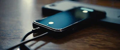 Pourquoi mon téléphone ne s’allume plus ni ne charge : causes et solutions efficaces