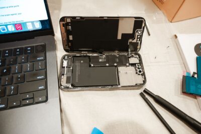 Batterie de téléphone : jusqu’à 70 euros d’écart entre le constructeur et la boutique